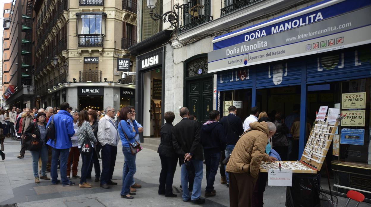 Las colas en Doña Manolita forman parte de una estampa ya tradicional