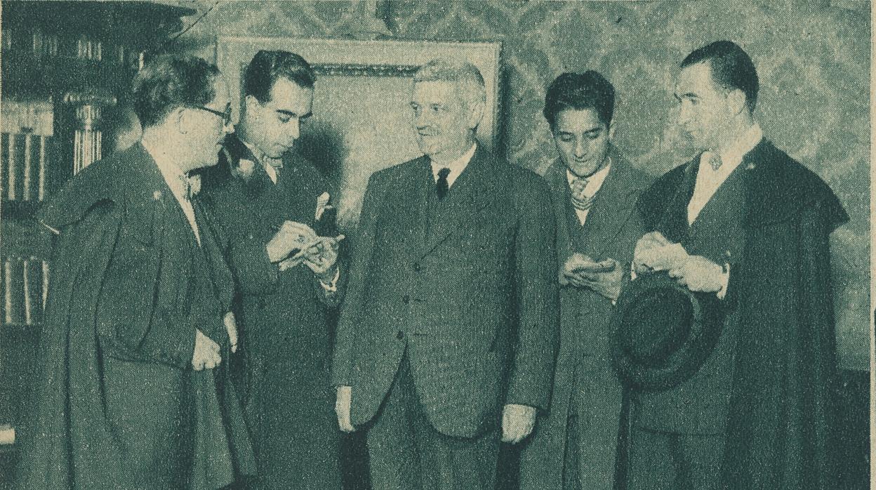 Los periodistas entrevistan al ministro de Hacienda, Jaime Carner, el hombre afortunado de 1931