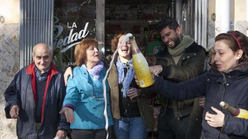 María Rosa Valera (2i) celebra el Gordo de la Lotería de Navidad