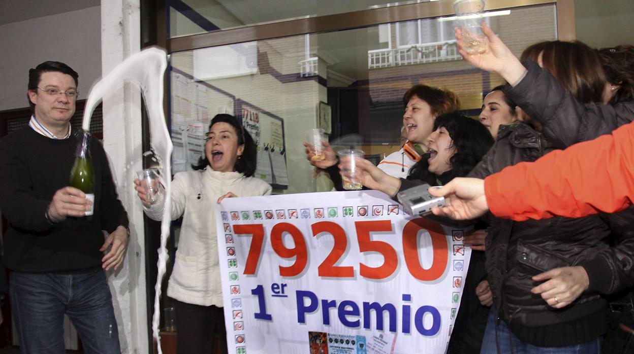 Los premiados celebran eufóricos el Gordo de la Lotería de Navidad en Palencia en 2010