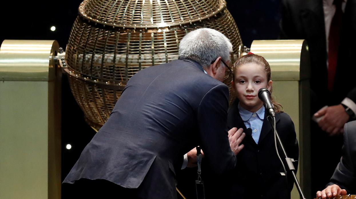 Momento en el que piden a la pequeña Aya que cuide su voz