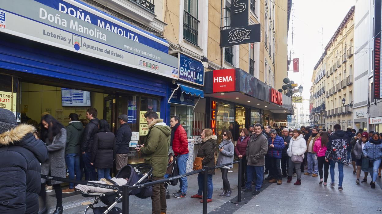 Colas para comprar número de la Lotería de Navidad en la administración de «Doña Manolita» de Madrid