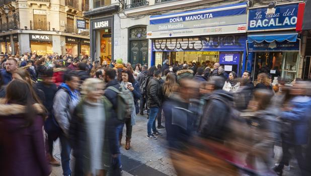 Reabre Doña Manolita tras ser obligada a cerrar el día antes de la Lotería de Navidad por la caída de una cornisa