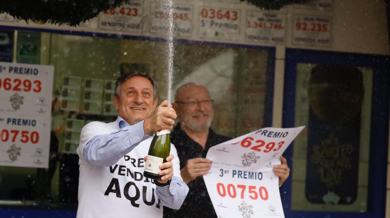 Dos hombres celebran el Tercer y Quinto premio de la Lotería de Navidad