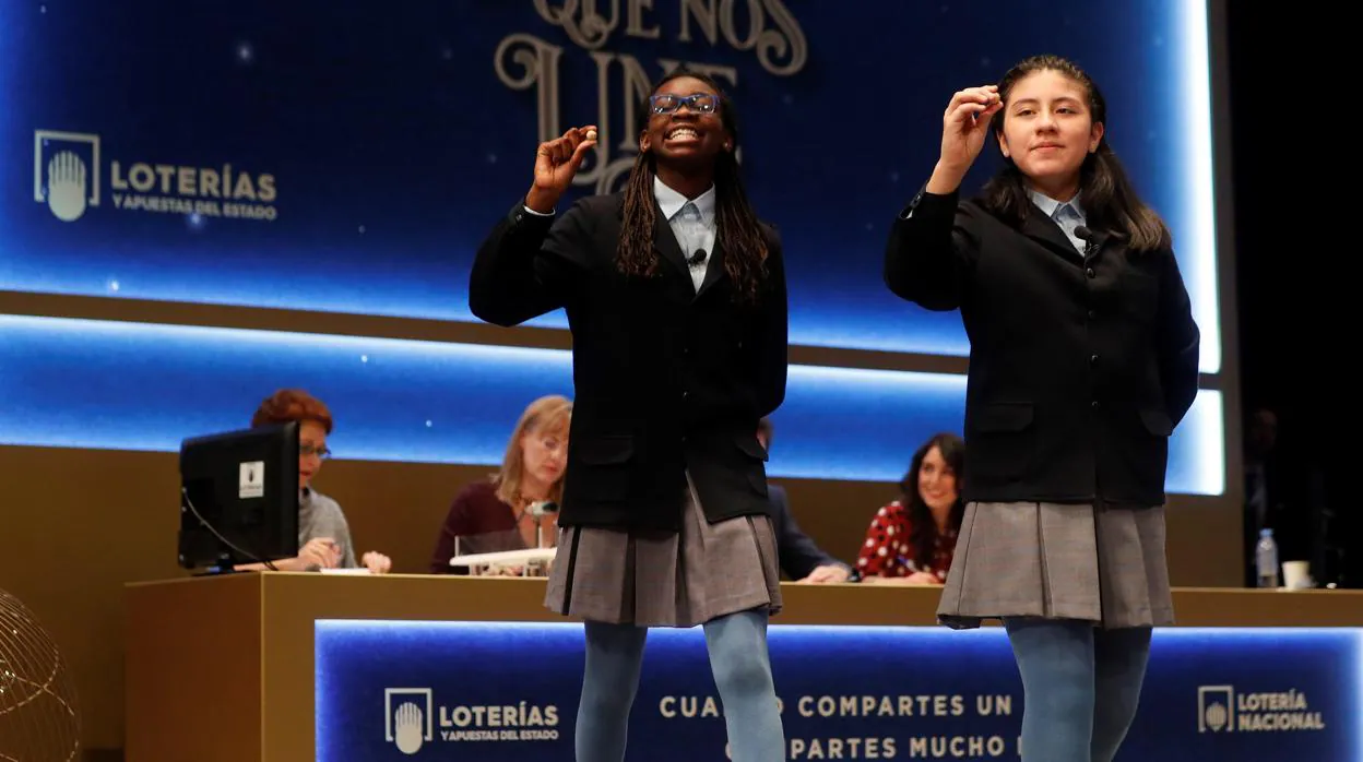 Dos niñas del colegio de San ildefonso, durante el Sorteo de 2019