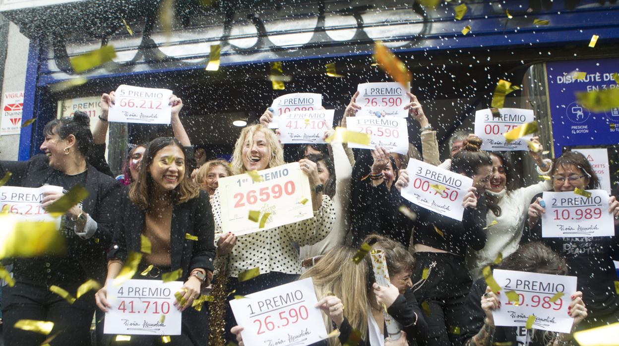 Celebración del primer premio el año pasado en la administración Doña Manolita en Madrid