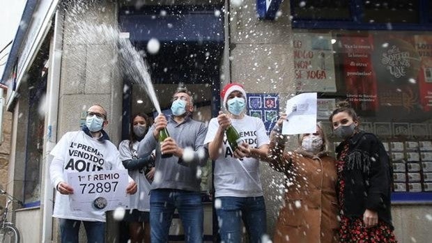 Unas personas celebran el premio Gordo de la Lotería de Navidad