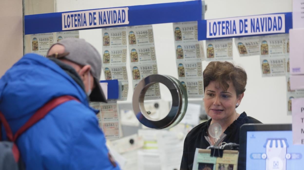 Administración vendiendo Lotería de Navidad