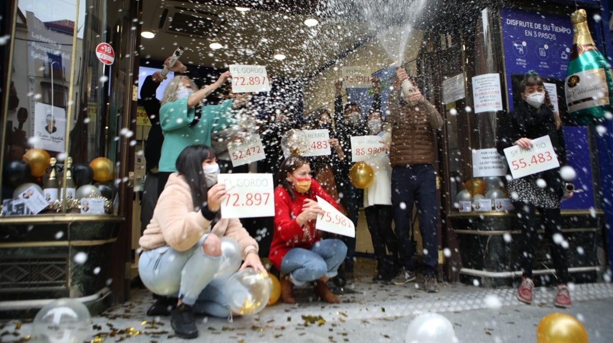 Celebración de 'El Gordo' del Sorteo Extraordinario de la Lotería de Navidad en Doña Manotila, Madrid