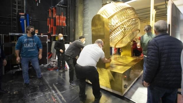 Llegan los bombos del Sorteo Extraordinario de la Lotería de Navidad al Teatro Real