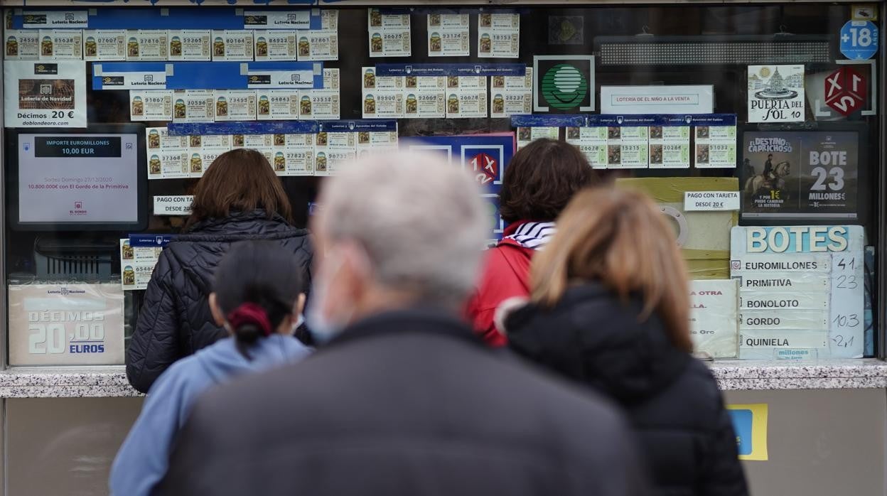 Los premios de la Lotería de Navidad inferiores a los 2.000 euros se pueden cobrar en cualquier administración de lotería, mientras que los mayores en las entidades bancarias