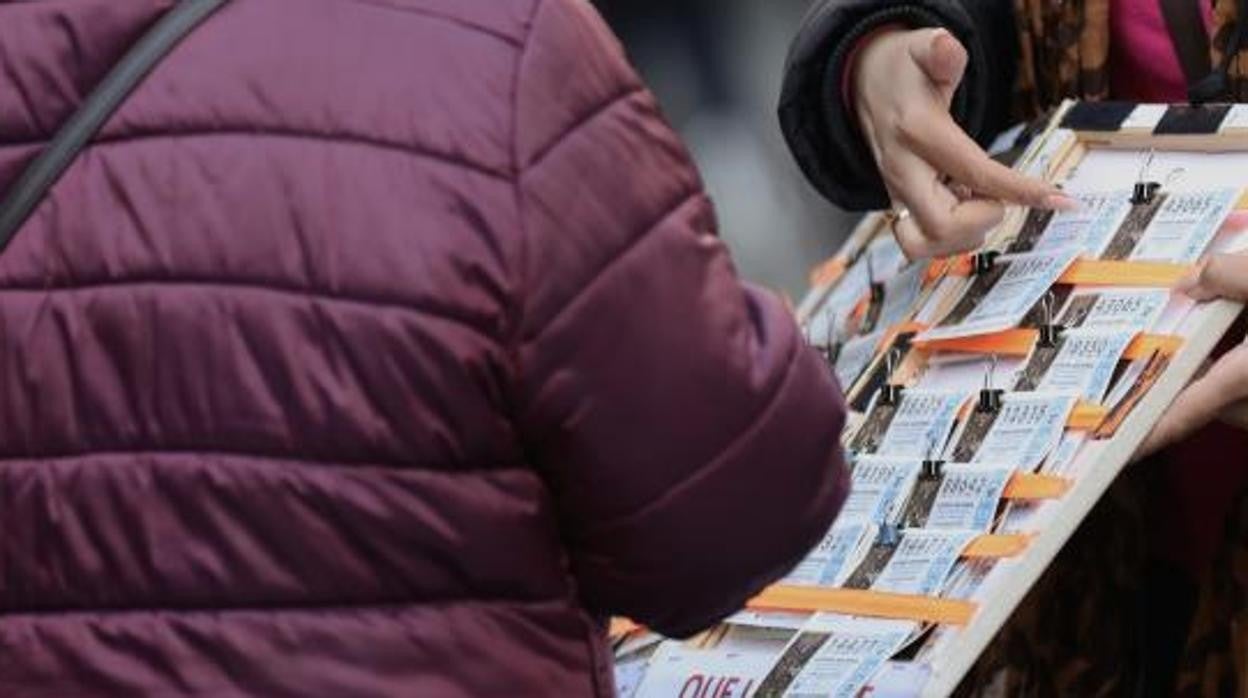 Una lotera vende a pie de calle los décimos de la Lotería del Niño