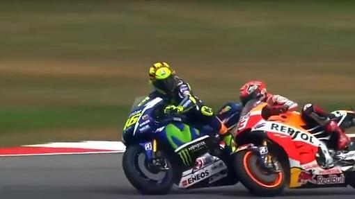 Rossi derriba a Márquez de una patada