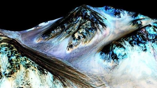 Fotografía de la NASA que muestra surcos lineales supuestamente formados por agua líquida en Marte