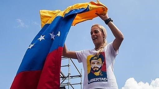 Lillian Tintori, esposa del político Leopoldo López, en un acto de campaña electoral