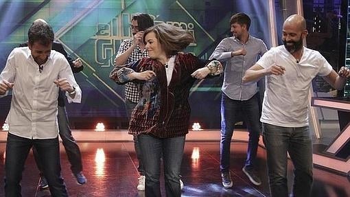 Soraya Sáenz de Santamaría baila la popular coreografía de «El Hormiguero»