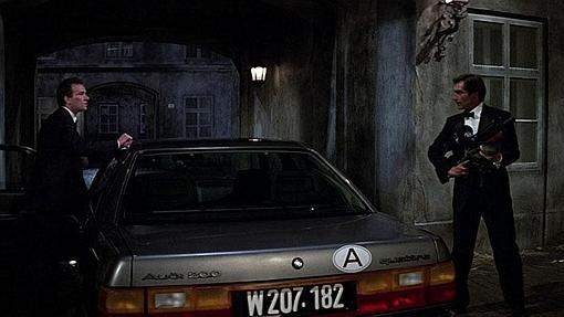 Bond (Timothy Dalton) a la derech del Audi 200 turbo quattro en '007 Alta Tensión'