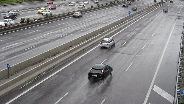 Para muchos, el carril de la derecha parece no «existir», aún estando libre para circular por él