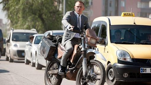 Bond (Daniel Craig) a lomos de la CFR 250R en 'Skyfall'