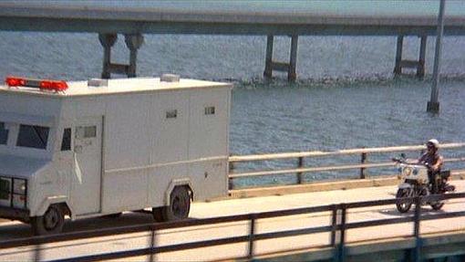 Fotograma de la policía a lomos de la Kawasaki KZ1000 en '007 Licencia para matar'