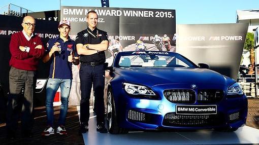 Márquez con Carmelo Ezpeleta y Frank van Meel, Presidente de BMW M