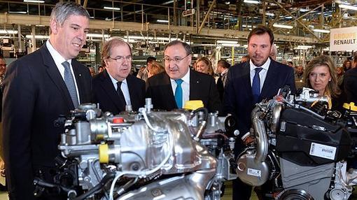 José Vicente de los Mozos, Manuel Guillermo, director de las factorías de Carrocería Montaje y de Motores de Valladolid, junto con Juan Vicente Herrera, presidente de la Junta de Castilla y León y Oscar Puente, alcalde de Valladolid