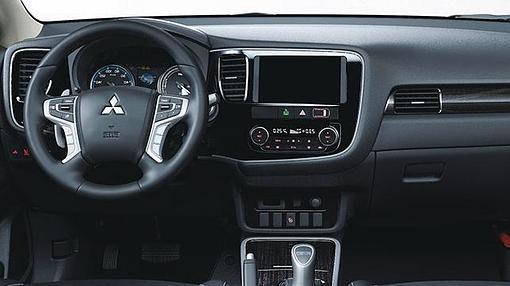 El salpicadero del Outlander PHEV es limpio y claro