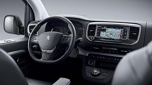 Un salpicadero completo y una postura de conducción casi de coche