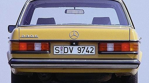 Zaga de uno de los primeros W123, en versión 230E