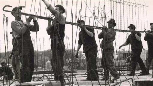 Trabajadores durante la construcción de la fñabrica en Hannover