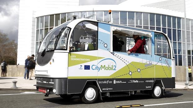 Uno de los autobuses automatizados e inteligentes que circulan ya por San Sebastián