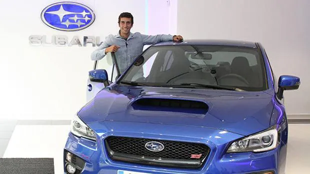 Álex Rins con su nuevo Subaru STI