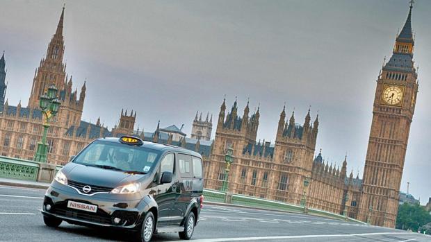 Un taxi inglés con la Torre de Londres al fondo