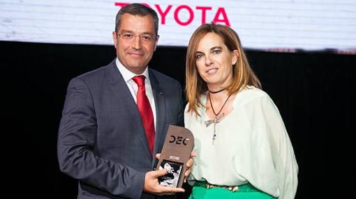 Agustín Martín, CEO de Toyota España recibiendo el premio