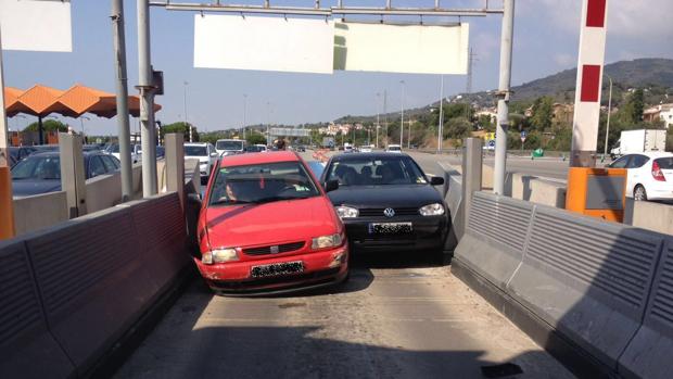 En el peaje, ¿tú primero o los dos a la vez?