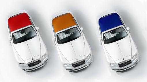 Los colores dominantes, además del blanco son el rojo Mugello, el azul cobalto y el mandarina