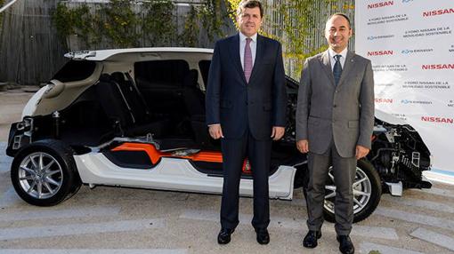 Marco Toro con Miguel Angel Ruiz, Viceconsejero de Medio Ambiente de la Comunidad de Madrid ante un despiece de un Nissan Leaf