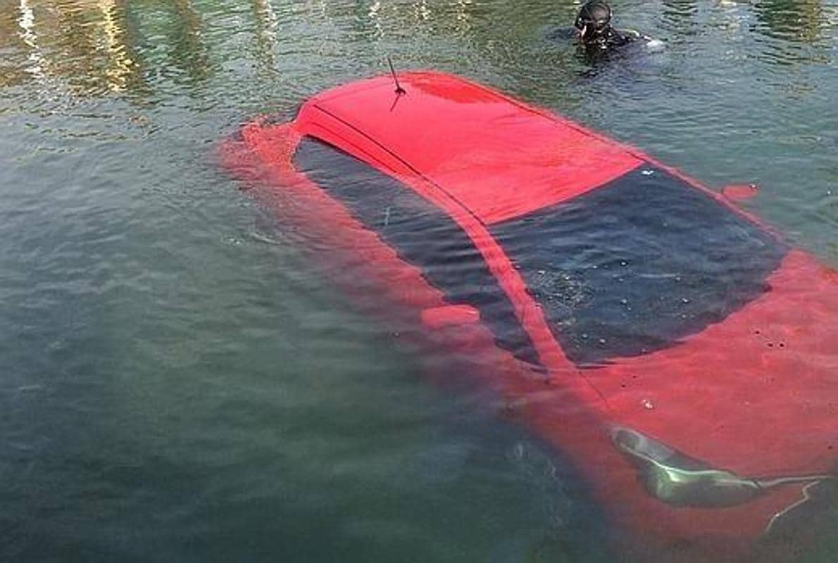 Así se sale de un coche sumergido en el agua