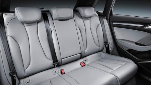 En las plazas traseras del Audi A3 Sportback dos adultos de talla media viajan bien