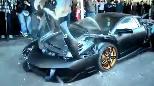 Vídeo: Achatarran su Lamborghini en público por llevar matrículas falsas