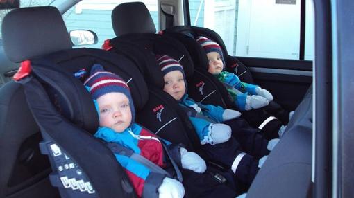 Tampoco los niños deberían llevar sus abrigos puestos en el coche. Mejor una manta por encima
