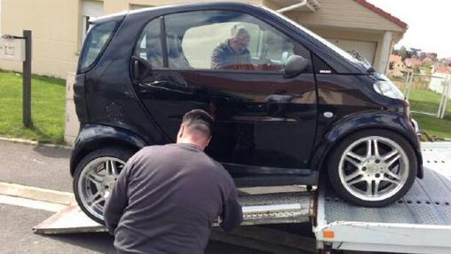 Benoit Assou-Ekotto conduce el smart de la imagen