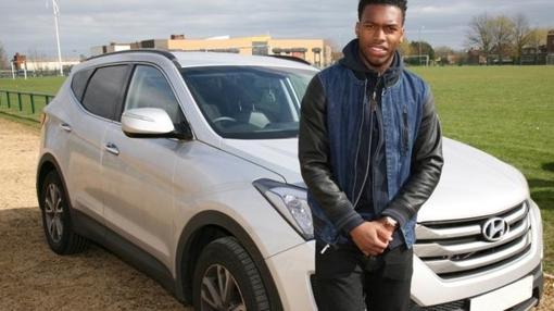 Sturridge, feliz con su todocamino Hyundai Sante Fe