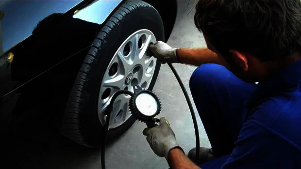 La presión correcta y el estado de los neumáticos son fundamentales antes de iniciar un viaje