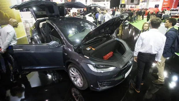 Unos visitantes del Automobile Barcelona observan el Modelo X de la norteamericana Tesla, una de las marcas que se han presentado hoy en el salón