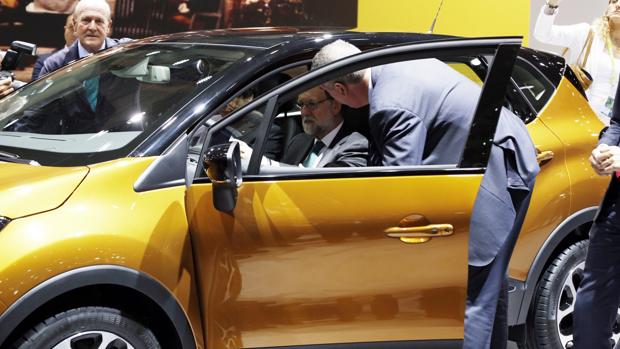 El presidente del Gobierno, Mariano Rajoy, a los mandos de un Renault Captur en el Automobile