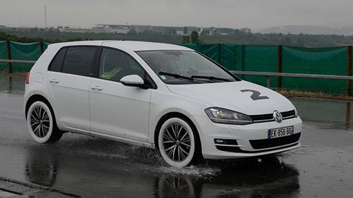 La frenada en mojado se alarga con el neumático gastado pero no así en seco