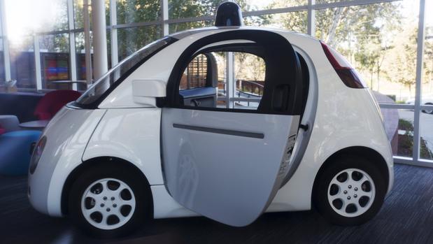 Un coche autoconducido de Google en el vestíbulo de la compañía en Mountain View, California