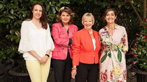 Sara Soria de www.mascoche.net, Belén de la Calle, Directora de Comunicación de JLR, Sandy Myhre, fundadora del WWCOTY y Marta García de QUO