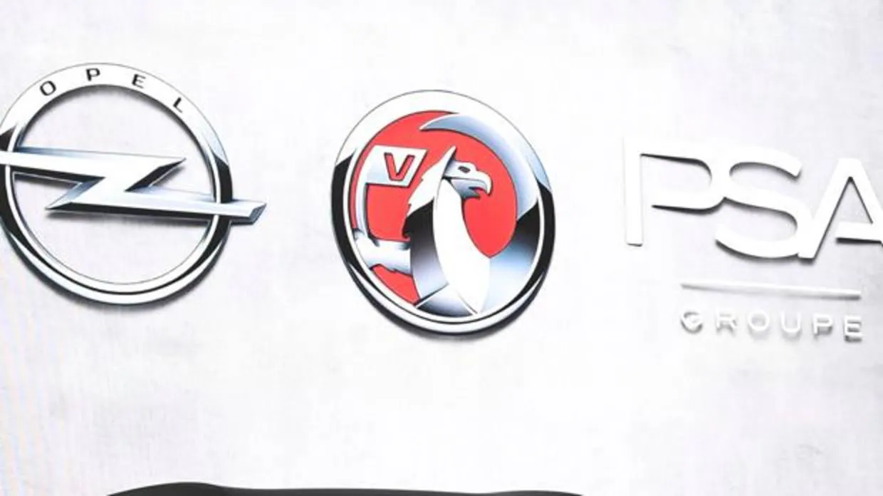 Logotipos de Opel, Vauxhall y el Grupo PSA, durante el pasado Salón de Ginebra